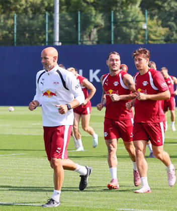 RB Leipzig - Training Bundesliga Leipzig, 25.08.2026, Trainingszentrum Cottaweg, Fußball Bundesliga , RB LEIPZIG - Training, Saisonvorbereitung zur Saison 2026 27 , Im Bild v.l.: Performance & Reha-Coach Robert Friedrich, David Raum (22, RB Leipzig) und Willi Orban (4, RB Leipzig) ,