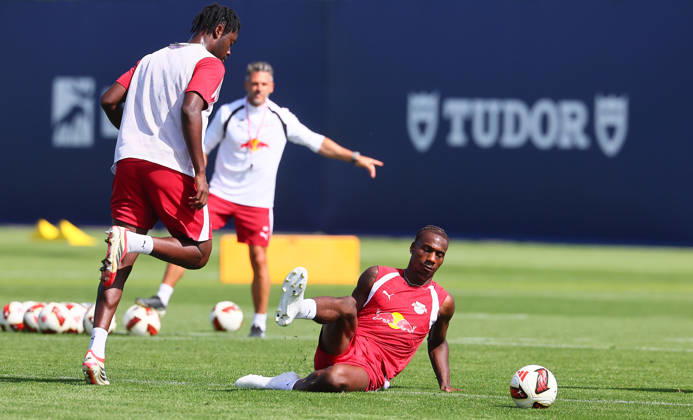 RB Leipzig - Training Bundesliga Leipzig, 25.08.2026, Trainingszentrum Cottaweg, Fußball Bundesliga , RB LEIPZIG - Training, Saisonvorbereitung zur Saison 2026 27 , Im Bild v.l.: El Chadaille Bitshiabu und Ezechiel Banzuzi ,