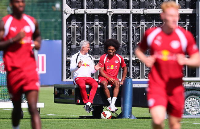 RB Leipzig - Training Bundesliga Leipzig, 25.08.2026, Trainingszentrum Cottaweg, Fußball Bundesliga , RB LEIPZIG - Training, Saisonvorbereitung zur Saison 2026 27 , Im Bild v.l.: Efthimios Kompodietas (RB Sportpsychloge) und Joyeux Masanka Bungi (RB Leipzig) ,