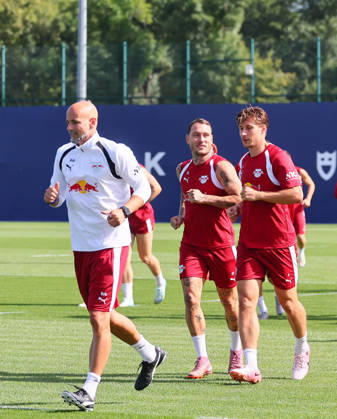 RB Leipzig - Training Bundesliga Leipzig, 25.08.2026, Trainingszentrum Cottaweg, Fußball Bundesliga , RB LEIPZIG - Training, Saisonvorbereitung zur Saison 2026 27 , Im Bild v.l.: Performance & Reha-Coach Robert Friedrich, David Raum (22, RB Leipzig) und Willi Orban (4, RB Leipzig) ,