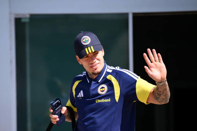 Fenerbahce arrives in Lyon LYON, FRANCE - AUGUST 25: Fenerbahce player Ederson arrives in Lyon with the team ahead of their UEFA Champions League play-off second-leg match against French side Olympique Lyon on August 26, 2026, in Lyon, France. Arif Hudaverdi Yaman Anadolu Lyon France. Editorial use only. Please get in touch for any other usage.  Copyright: x2026xAnadoluxArifxHudaverdixYamanx