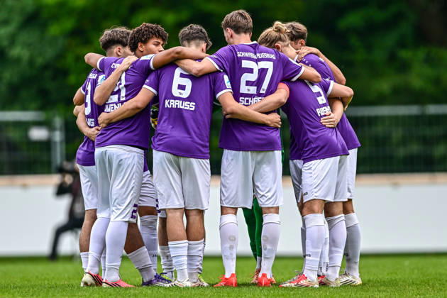 Totopokal 3. Runde 2026 27; 25.08.2026, TSV Landsberg vs. TSV Schwaben Spielerkreis der Augsburger Schwaben vor Spielbeginn, Totopokal 3. Runde 2026 27; 25.08.2026, TSV Landsberg vs. TSV Schwaben Augsburg; Sportzentrum Landsberg Copyright: xBEAUTIFULxSPORTS Märklx