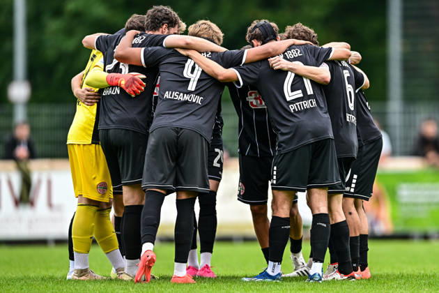 Totopokal 3. Runde 2026 27; 25.08.2026, TSV Landsberg vs. TSV Schwaben Spiele Kreis der Landsberger Kicker vor dem Beginn des Spiels, Totopokal 3. Runde 2026 27; 25.08.2026, TSV Landsberg vs. TSV Schwaben Augsburg; Sportzentrum Landsberg Copyright: xBEAUTIFULxSPORTS Märklx