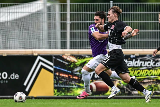 Totopokal 3. Runde 2026 27; 25.08.2026, TSV Landsberg vs. TSV Schwaben Harter Kampf um den Ball zwischen Levis Schaber (TSV Schwaben Augsburg, 30) und Leon Bucher (TSV 1882 Landsberg, 20) Totopokal 3. Runde 2026 27; 25.08.2026, TSV Landsberg vs. TSV Schwaben Augsburg; Sportzentrum Landsberg Copyright: xBEAUTIFULxSPORTS Märklx