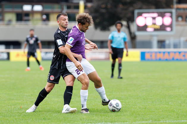 Elias Herzig (24, TSV Schwaben Augsburg) und Timo Spennesberger (8, TSV Landsberg) beim Spiel zwischen TSV Landsberg v TSV Schwaben Augsburg, Fussball, Herren, Toto-Pokal, 2026 2027, Achtelfinale am 25.08.2026 in Landsberg am Lech, Sportpark. Bayern Deutschland