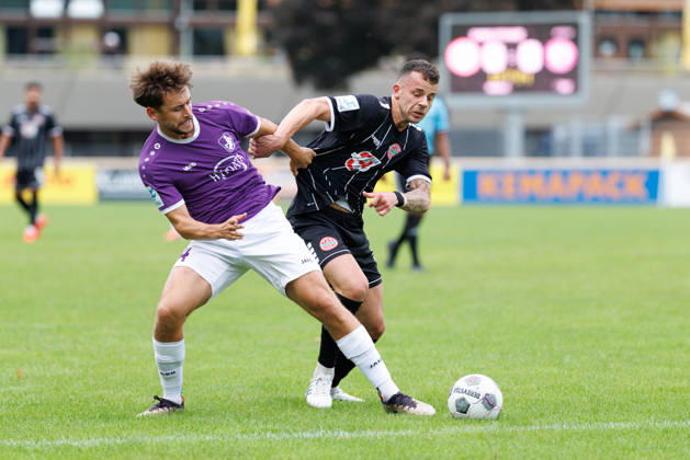 Elias Herzig (24, TSV Schwaben Augsburg) und Timo Spennesberger (8, TSV Landsberg) beim Spiel zwischen TSV Landsberg v TSV Schwaben Augsburg, Fussball, Herren, Toto-Pokal, 2026 2027, Achtelfinale am 25.08.2026 in Landsberg am Lech, Sportpark. Bayern Deutschland