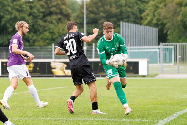 Elias Rogg (25, TSV Schwaben Augsburg) vor Tiziano Mulas (30, TSV Landsberg) beim Spiel zwischen TSV Landsberg v TSV Schwaben Augsburg, Fussball, Herren, Toto-Pokal, 2026 2027, Achtelfinale am 25.08.2026 in Landsberg am Lech, Sportpark. Bayern Deutschland