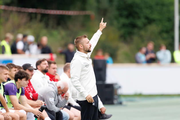 Marco Zupur (100, TSV Schwaben Augsburg) gestikuliert beim Spiel zwischen TSV Landsberg v TSV Schwaben Augsburg, Fussball, Herren, Toto-Pokal, 2026 2027, Achtelfinale am 25.08.2026 in Landsberg am Lech, Sportpark. Bayern Deutschland