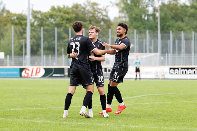 Creighton Braun (23, TSV Landsberg), Leon Bucher (20, TSV Landsberg) und Benito Alisanovic (4, TSV Landsberg) Tor zum 1 : 0 beim Spiel zwischen TSV Landsberg v TSV Schwaben Augsburg, Fussball, Herren, Toto-Pokal, 2026 2027, Achtelfinale am 25.08.2026 in Landsberg am Lech, Sportpark. Bayern Deutschland