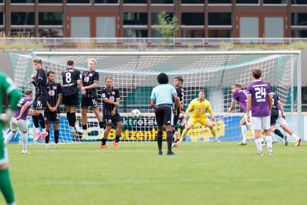Team (TSV Landsberg) und Team (TSV Schwaben Augsburg) Tor zum 1 : 1 beim Spiel zwischen TSV Landsberg v TSV Schwaben Augsburg, Fussball, Herren, Toto-Pokal, 2026 2027, Achtelfinale am 25.08.2026 in Landsberg am Lech, Sportpark. Bayern Deutschland