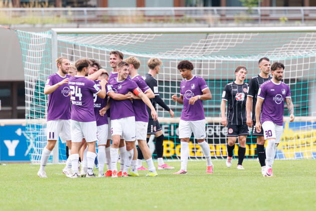 Team (TSV Schwaben Augsburg) Tor zum 1 : 1 beim Spiel zwischen TSV Landsberg v TSV Schwaben Augsburg, Fussball, Herren, Toto-Pokal, 2026 2027, Achtelfinale am 25.08.2026 in Landsberg am Lech, Sportpark. Bayern Deutschland