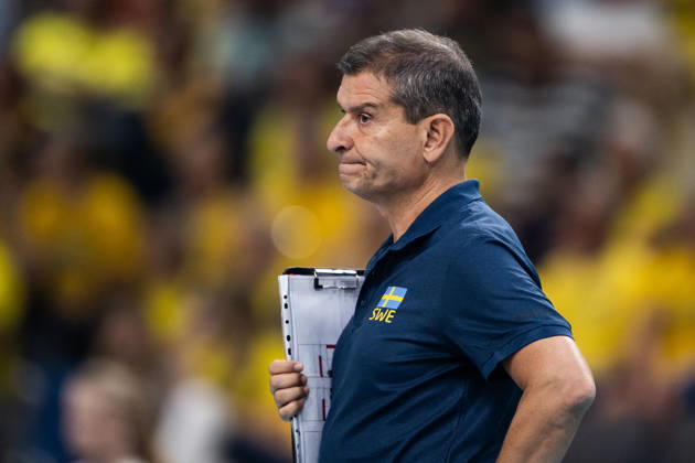 260825 Head coach Lorenzo Micelli of Sweden during the CEV EuroVolley 2026 group stage volleyball match between Sweden and Croatia on August 25, 2026 in Gothenburg. Photo: Mathias Bergeld BILDBYRAN kod MB MB1406 volleyboll volleyball cev eurovolley 2026 volleyboll-em sverige croatia sweden day 5 dam bbeng kroatien women kvinner dejected depp Copyright: MATHIASxBERGELD BB260825MB010
