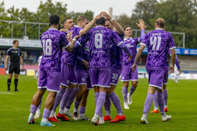 Burghausen, Deutschland 25. August 2026: Toto-Pokal - Bayerischer Landespokal - 2026 2027 - Achtelfinale - SV Wacker Burghausen gegen FC Ingolstadt 04 Im Bild: in der Traube Torschütze Frederik Carlsen (FCI) jubelt nach seinem Tor zum 0:1 mit seinen Mannschaftskollegen, flatbuy-Stadion Bayern Copyright: xFotostandx xSchäferx