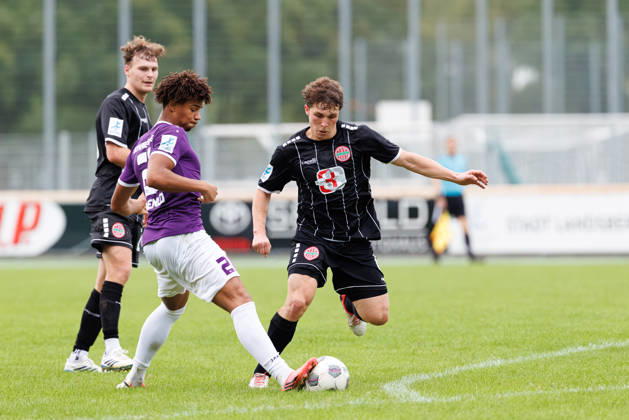 Benjamin Omenlo (21, TSV Schwaben Augsburg) und Jakob Krauss (6, TSV Schwaben Augsburg) beim Spiel zwischen TSV Landsberg v TSV Schwaben Augsburg, Fussball, Herren, Toto-Pokal, 2026 2027, Achtelfinale am 25.08.2026 in Landsberg am Lech, Sportpark. Bayern Deutschland