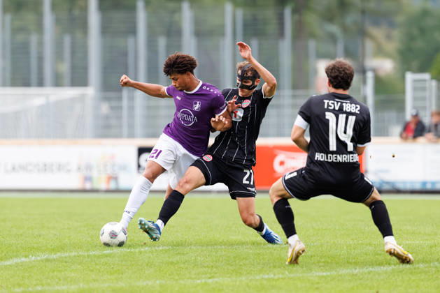 Benjamin Omenlo (21, TSV Schwaben Augsburg) und Kilian Pittrich (21, TSV Landsberg) beim Spiel zwischen TSV Landsberg v TSV Schwaben Augsburg, Fussball, Herren, Toto-Pokal, 2026 2027, Achtelfinale am 25.08.2026 in Landsberg am Lech, Sportpark. Bayern Deutschland