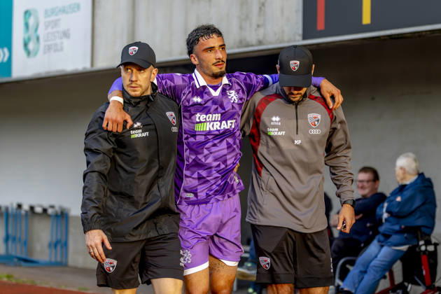 Burghausen, Deutschland 25. August 2026: Toto-Pokal - Bayerischer Landespokal - 2026 2027 - Achtelfinale - SV Wacker Burghausen gegen FC Ingolstadt 04 Im Bild: 2. v.li. Davide-Danilo Sekulovic (FCI) wird verletzt vom Platz begleitet flatbuy-Stadion Bayern Copyright: xFotostandx xSchäferx