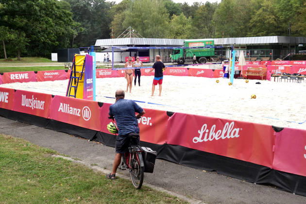25.08.2026 Dortmund, Ruhrgebiet, NRW, Die Deutschen Beachvolleyball-Meisterschaften finden zum ersten Mal in Dortmund statt. Die Vorbereitungen sind fast abgeschlossen der Center Court bietet Sitzplätze für 6500 Besucher, auf zwei weiteren Plätzen, den Side Courts, werden die Vorrunden ausgespielt. Nach 33 Jahren ist die Veranstaltung vom Timmendorfer Strand ins Ruhrgebiet, in den Revierpark Wischlingen gezogen. Die Meisterschaft läuft vom 27. bis 30. August. Ertse Spiekerinnentrainieren auf einem der Side Courts.