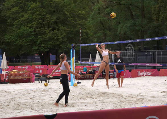 25.08.2026 Dortmund, Ruhrgebiet, NRW, Die Deutschen Beachvolleyball-Meisterschaften finden zum ersten Mal in Dortmund statt. Die Vorbereitungen sind fast abgeschlossen der Center Court bietet Sitzplätze für 6500 Besucher, auf zwei weiteren Plätzen, den Side Courts, werden die Vorrunden ausgespielt. Nach 33 Jahren ist die Veranstaltung vom Timmendorfer Strand ins Ruhrgebiet, in den Revierpark Wischlingen gezogen. Die Meisterschaft läuft vom 27. bis 30. August. Ertse Spiekerinnentrainieren auf einem der Side Courts.