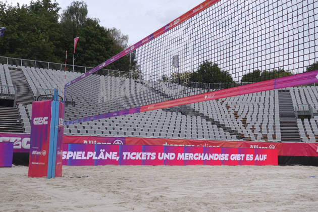 25.08.2026 Dortmund, Ruhrgebiet, NRW, Die Deutschen Beachvolleyball-Meisterschaften finden zum ersten Mal in Dortmund statt. Die Vorbereitungen sind fast abgeschlossen der Center Court bietet Sitzplätze für 6500 Besucher, auf zwei weiteren Plätzen, den Side Courts, werden die Vorrunden ausgespielt. Nach 33 Jahren ist die Veranstaltung vom Timmendorfer Strand ins Ruhrgebiet, in den Revierpark Wischlingen gezogen. Die Meisterschaft läuft vom 27. bis 30. August.