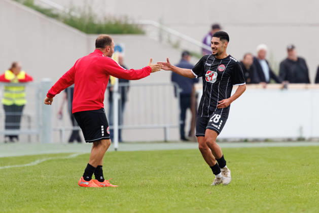 Halit Yilmaz (28, TSV Landsberg) und Rene Schröder (100, TSV Landsberg) Tor zum 3 : 1 beim Spiel zwischen TSV Landsberg v TSV Schwaben Augsburg, Fussball, Herren, Toto-Pokal, 2026 2027, Achtelfinale am 25.08.2026 in Landsberg am Lech, Sportpark. Bayern Deutschland