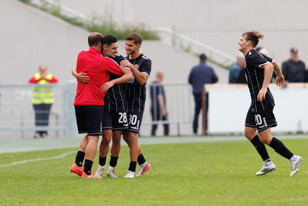 Halit Yilmaz (28, TSV Landsberg), Tiziano Mulas (30, TSV Landsberg) und Rene Schröder (100, TSV Landsberg) Tor zum 3 : 1 beim Spiel zwischen TSV Landsberg v TSV Schwaben Augsburg, Fussball, Herren, Toto-Pokal, 2026 2027, Achtelfinale am 25.08.2026 in Landsberg am Lech, Sportpark. Bayern Deutschland