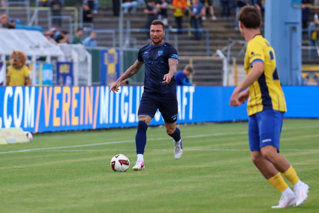 Deutschland: Regionalliga Nordost 2026 2027, 6. Spieltag, 1.FC Lokomotive Leipzig - Chemnitzer FC, Bruno-Plache-Stadion (Leipzig): Jan Löhmannsröben Loehmannsroeben (Chemnitzer FC, 4) am Ball Copyright: xLucasxWalterx
