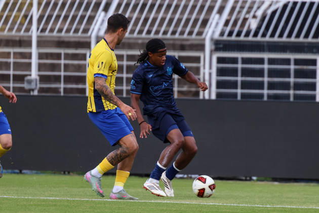 Deutschland: Regionalliga Nordost 2026 2027, 6. Spieltag, 1.FC Lokomotive Leipzig - Chemnitzer FC, Bruno-Plache-Stadion (Leipzig): Ken Tchouankeu (Chemnitzer FC, 20) am Ball Copyright: xLucasxWalterx