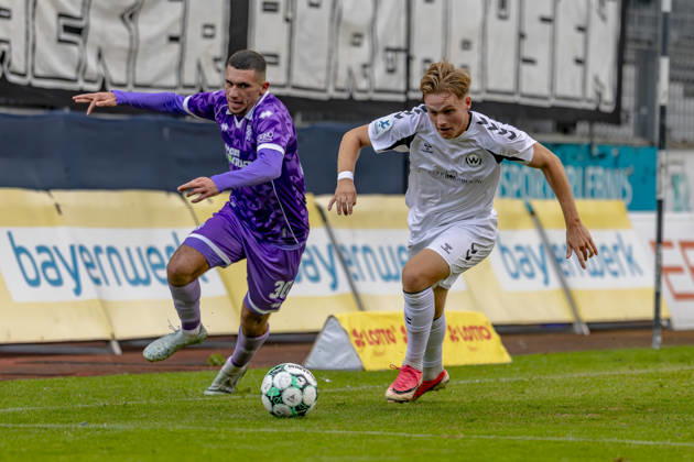 Burghausen, Deutschland 25. August 2026: Toto-Pokal - Bayerischer Landespokal - 2026 2027 - Achtelfinale - SV Wacker Burghausen gegen FC Ingolstadt 04 Im Bild: v. li. im Zweikampf Ognjen Drakulic (FCI) und Benedikt Schwarzensteiner (Burghausen) flatbuy-Stadion Bayern Copyright: xFotostandx xSchäferx