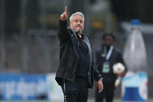 25.08.2026, Herren, Fussball, Saison 2026 2027, Bayerischer Totopokal, Achtelfinale: 1. FC Schweinfurt 1905 - VfB Eichstaett Markus Mattes (Cheftrainer, VfB Eichstätt) gestikuliert, Arme, Hände, gibt Anweisungen Schweinfurt Sachs-Stadion Bayern Deutschland