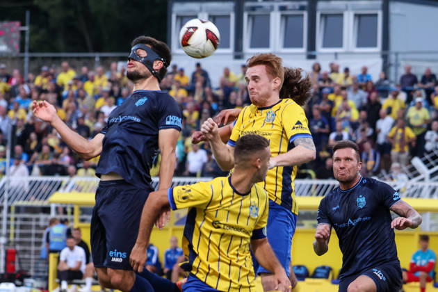 Deutschland: Regionalliga Nordost 2026 2027, 6. Spieltag, 1.FC Lokomotive Leipzig - Chemnitzer FC, Bruno-Plache-Stadion (Leipzig): Roman Eppendorfer (Chemnitzer FC, 25) und Lukas Wilton (1. FC Lokomotive Leipzig, 5) im Duell Copyright: xLucasxWalterx