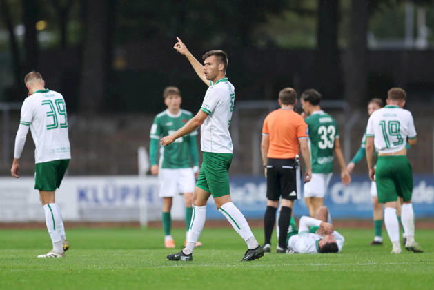 25.08.2026, Herren, Fussball, Saison 2026 2027, Bayerischer Totopokal, Achtelfinale: 1. FC Schweinfurt 1905 - VfB Eichstaett Bastian Bösl ( 5, VfB Eichstätt) gestikuliert, Arme, Hände, Gestik Schweinfurt Sachs-Stadion Bayern Deutschland