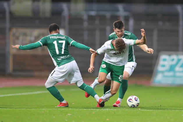 25.08.2026, Herren, Fussball, Saison 2026 2027, Bayerischer Totopokal, Achtelfinale: 1. FC Schweinfurt 1905 - VfB Eichstaett Jonas Winkler ( 22, VfB Eichstätt) im Duell mit Jason Prodanovic ( 17, 1. FC Schweinfurt 1905) und Kevin Fery ( 15, 1. FC Schweinfurt 1905) Schweinfurt Sachs-Stadion Bayern Deutschland