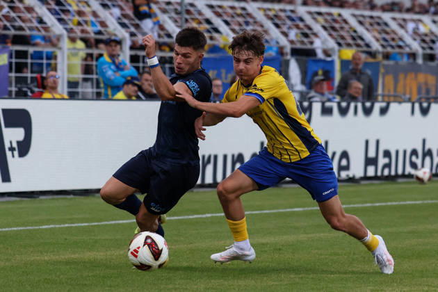 Deutschland: Regionalliga Nordost 2026 2027, 6. Spieltag, 1.FC Lokomotive Leipzig - Chemnitzer FC, Bruno-Plache-Stadion (Leipzig): Zweikampf von Maurizio Grimaldi (Chemnitzer FC, 23) und Arne Rühlemann Ruehlemann (1. FC Lokomotive Leipzig, 24)