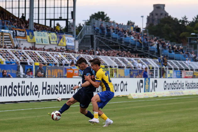 Deutschland: Regionalliga Nordost 2026 2027, 6. Spieltag, 1.FC Lokomotive Leipzig - Chemnitzer FC, Bruno-Plache-Stadion (Leipzig): Zweikampf von Maurizio Grimaldi (Chemnitzer FC, 23) und Arne Rühlemann Ruehlemann (1. FC Lokomotive Leipzig, 24)