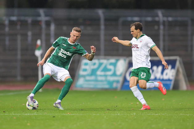 25.08.2026, Herren, Fussball, Saison 2026 2027, Bayerischer Totopokal, Achtelfinale: 1. FC Schweinfurt 1905 - VfB Eichstaett Mirco Geisler ( 9, 1. FC Schweinfurt 1905) und Florian Lamprecht ( 23, VfB Eichstätt) Schweinfurt Sachs-Stadion Bayern Deutschland