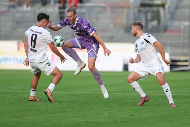 Toto-Pokal; SV Wacker Burghausen - FC Ingolstadt 04; Zweikampf Kampf um den Ball Vinko Å apina (41, FCI) Ben Hagmeyer (8 SVWB) Toto-Pokal - SV Wacker Burghausen - FC Ingolstadt 04 Saison 2026 2027