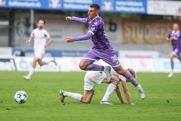 Toto-Pokal; SV Wacker Burghausen - FC Ingolstadt 04; Zweikampf Kampf um den Ball Ognjen Drakulic (30, FCI) Luca Paul Schulten (18 SVWB) Toto-Pokal - SV Wacker Burghausen - FC Ingolstadt 04 Saison 2026 2027