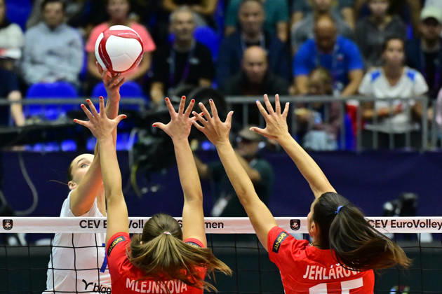 From left Anna Artyshuk of Ukraine, Michaela Mlejnkova and Magdalena Jehlarova of Czech Republic in action during the Women s European Volleyball Championships Group B match Czech Republic vs Ukraine, on August 25, 2026, in Brno, Czech Republic. (CTKxPhoto VaclavxSalek) CTKPhotoP2026082505801  CTKPhotoP2026082505801