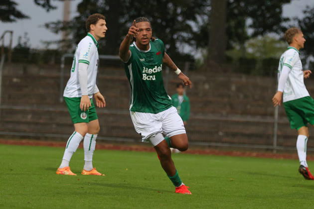 Fußball, Verbandspokal, Achtelfinal: FC Schweinfurt 05 - VfB Eichstätt Torschütze Morris Adelabu (FC Schweinfurt 05, 27) feiert seinen Treffer zum 1:1 Schweinfurt Riedel-Bau-Arena im Sachs-Stadio Bayern Unterfranken Deutschland