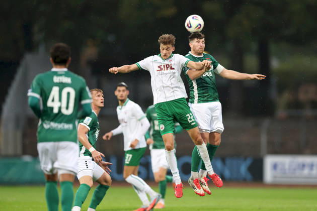 25.08.2026, Herren, Fussball, Saison 2026 2027, Bayerischer Totopokal, Achtelfinale: 1. FC Schweinfurt 1905 - VfB Eichstaett Jonas Winkler ( 22, VfB Eichstätt) und Kevin Fery ( 15, 1. FC Schweinfurt 1905) Schweinfurt Sachs-Stadion Bayern Deutschland