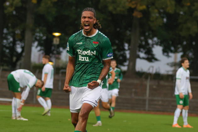 25.08.2026, Fussball, Herren, Saison 2026 2027, Bayerischer Totopokal, Achtelfinale: FC Schweinfurt 05 - VfB Eichstätt Torschütze Morris Adelabu (FC Schweinfurt 05, 27) feiert seinen Treffer zum 1:1 Schweinfurt Riedel-Bau-Arena im Sachs-Stadio Bayern Unterfranken Deutschland