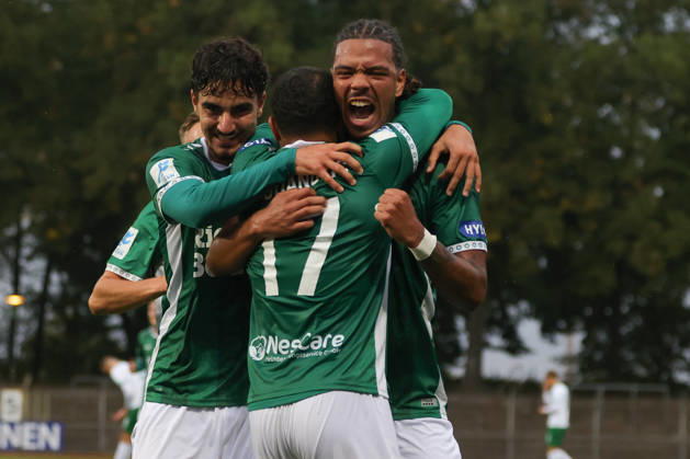 25.08.2026, Fussball, Herren, Saison 2026 2027, Bayerischer Totopokal, Achtelfinale: FC Schweinfurt 05 - VfB Eichstätt rechts: Torschütze Morris Adelabu (FC Schweinfurt 05, 27) feiert seinen Treffer zum 1:1 Schweinfurt Riedel-Bau-Arena im Sachs-Stadio Bayern Unterfranken Deutschland