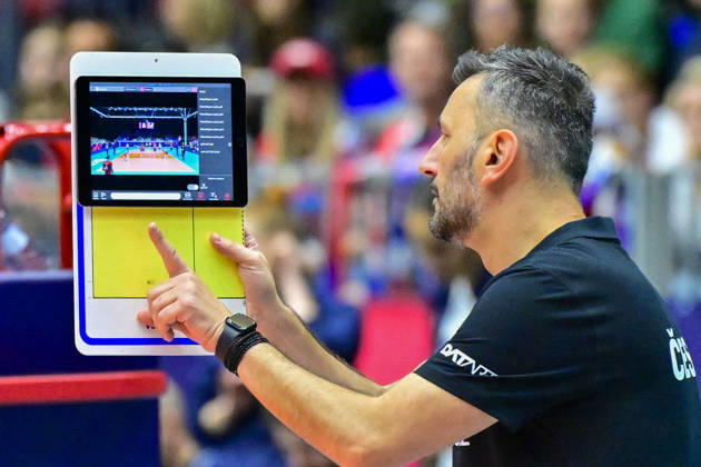 Czech team coach Giannis Athanasopoulos gives instructions to his players during the Women s European Volleyball Championships Group B match Czech Republic vs Ukraine, on August 25, 2026, in Brno, Czech Republic. (CTKxPhoto VaclavxSalek) CTKPhotoP2026082505827  CTKPhotoP2026082505827
