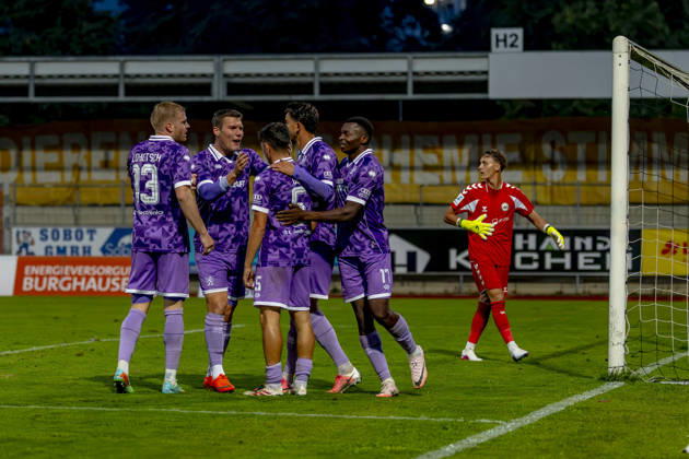 Burghausen, Deutschland 25. August 2026: Toto-Pokal - Bayerischer Landespokal - 2026 2027 - Achtelfinale - SV Wacker Burghausen gegen FC Ingolstadt 04 Im Bild: in der Traube Torschütze Emre Gül Guel (FCI) jubelt nach seinem Tor zum 0:2 mit seinen Mannschaftskollegen, flatbuy-Stadion Bayern Copyright: xFotostandx xSchäferx