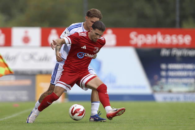 Athanasios Xiros (1.FC Wuelfrath) und Niklas Jessen (MSV Duisburg) im Zweikampf waehrend des Spiels des Niederrheinpokal zwischen 1.FC Wuelfrath und MSV Duisburg, IMS Arena am 25. August 2026 in Velbert, Deutschland. (Foto von Oliver Kaelke DeFodi Images) +++ Athanasios Xiros (1.FC Wuelfrath) und Niklas Jessen (MSV Duisburg) battle for the ball during the 3. Liga match between 1.FC Wuelfrath and MSV Duisburg at IMS Arena on August 25, 2026 in Velbert, Germany. (Photo by Oliver Kaelke DeFodi Images) DFB DFL REGULATIONS PROHIBIT ANY USE OF PHOTOGRAPHS AS IMAGE SEQUENCES AND OR QUASI-VIDEO. (Photo by Oliver Kaelke DeFodi Images) -