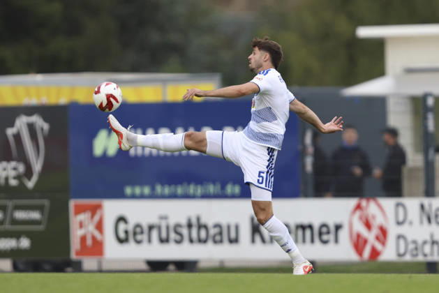 Tobias Fleckstein (MSV Duisburg) in Aktion, am Ball, Einzelaktion waehrend des Spiels des Niederrheinpokal zwischen 1.FC Wuelfrath und MSV Duisburg, IMS Arena am 25. August 2026 in Velbert, Deutschland. (Foto von Oliver Kaelke DeFodi Images) +++ Tobias Fleckstein (MSV Duisburg) controls the ball during the 3. Liga match between 1.FC Wuelfrath and MSV Duisburg at IMS Arena on August 25, 2026 in Velbert, Germany. (Photo by Oliver Kaelke DeFodi Images) DFB DFL REGULATIONS PROHIBIT ANY USE OF PHOTOGRAPHS AS IMAGE SEQUENCES AND OR QUASI-VIDEO. (Photo by Oliver Kaelke DeFodi Images) -