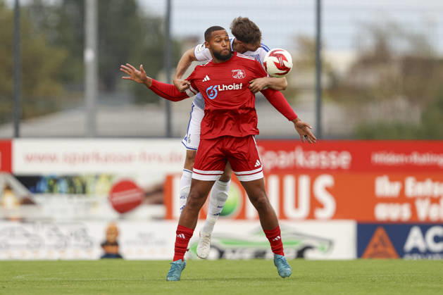 Timo Conde (1.FC Wuelfrath) und Tobias Fleckstein (MSV Duisburg) im Zweikampf waehrend des Spiels des Niederrheinpokal zwischen 1.FC Wuelfrath und MSV Duisburg, IMS Arena am 25. August 2026 in Velbert, Deutschland. (Foto von Oliver Kaelke DeFodi Images) +++ Timo Conde (1.FC Wuelfrath) und Tobias Fleckstein (MSV Duisburg) battle for the ball during the 3. Liga match between 1.FC Wuelfrath and MSV Duisburg at IMS Arena on August 25, 2026 in Velbert, Germany. (Photo by Oliver Kaelke DeFodi Images) DFB DFL REGULATIONS PROHIBIT ANY USE OF PHOTOGRAPHS AS IMAGE SEQUENCES AND OR QUASI-VIDEO. (Photo by Oliver Kaelke DeFodi Images) -