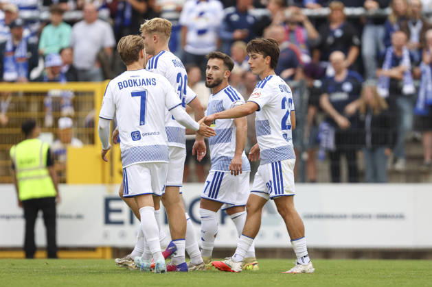Jan-Simon Symalla (MSV Duisburg) Torjubel,jubelt mit seiner Mannschaft nach dem Treffer zum 0:1 waehrend des Spiels des Niederrheinpokal zwischen 1.FC Wuelfrath und MSV Duisburg, IMS Arena am 25. August 2026 in Velbert, Deutschland. (Foto von Oliver Kaelke DeFodi Images) +++ Jan-Simon Symalla (MSV Duisburg) celebrates after scoring his team s first goal with teammates during the 3. Liga match between 1.FC Wuelfrath and MSV Duisburg at IMS Arena on August 25, 2026 in Velbert, Germany. (Photo by Oliver Kaelke DeFodi Images) DFB DFL REGULATIONS PROHIBIT ANY USE OF PHOTOGRAPHS AS IMAGE SEQUENCES AND OR QUASI-VIDEO. (Photo by Oliver Kaelke DeFodi Images) -