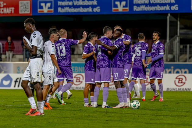 Burghausen, Deutschland 25. August 2026: Toto-Pokal - Bayerischer Landespokal - 2026 2027 - Achtelfinale - SV Wacker Burghausen gegen FC Ingolstadt 04 Im Bild: in der Traube Torschütze Obed Ugondu (FCI) jubelt nach seinem Tor zum 0:3 mit seinen Mannschaftskollegen, flatbuy-Stadion Bayern Copyright: xFotostandx xSchäferx