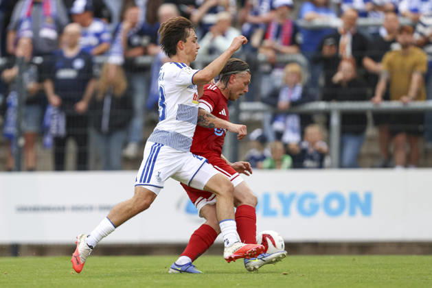 Jan-Simon Symalla (MSV Duisburg) und Tom Pass (1.FC Wuelfrath) im Zweikampf waehrend des Spiels des Niederrheinpokal zwischen 1.FC Wuelfrath und MSV Duisburg, IMS Arena am 25. August 2026 in Velbert, Deutschland. (Foto von Oliver Kaelke DeFodi Images) +++ Jan-Simon Symalla (MSV Duisburg) und Tom Pass (1.FC Wuelfrath) battle for the ball during the 3. Liga match between 1.FC Wuelfrath and MSV Duisburg at IMS Arena on August 25, 2026 in Velbert, Germany. (Photo by Oliver Kaelke DeFodi Images) DFB DFL REGULATIONS PROHIBIT ANY USE OF PHOTOGRAPHS AS IMAGE SEQUENCES AND OR QUASI-VIDEO. (Photo by Oliver Kaelke DeFodi Images) -